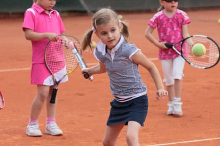 Man kann nicht kleingenug sein um Tennis zu beginnen.