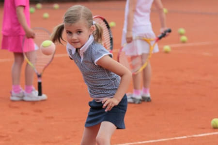 Man kann nicht kleingenug sein um Tennis zu beginnen. Bild 1