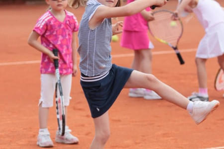 Man kann nicht kleingenug sein um Tennis zu beginnen. Bild 2