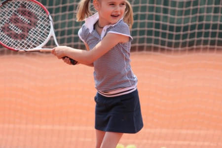 Man kann nicht kleingenug sein um Tennis zu beginnen. Bild 3