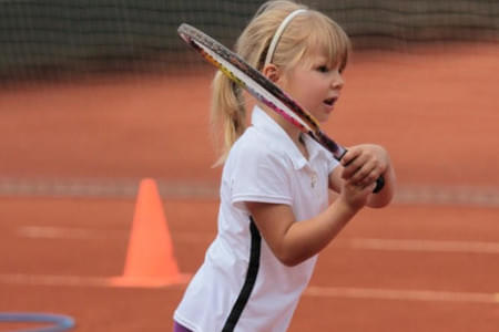 Man kann nicht kleingenug sein um Tennis zu beginnen. Bild 5