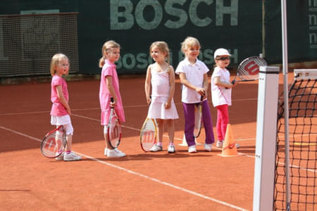 Man kann nicht kleingenug sein um Tennis zu beginnen. Bild 6